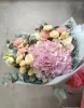 Букет с гортензией, кустовой розой