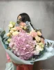 Букет с гортензией, кустовой розой