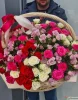 Корзина с розами и лизиантусом