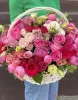 Корзина с розами и лизиантусом