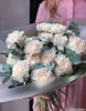 Букет из белых гвоздик и эвкалипта, 15 шт