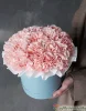Шляпная коробка с розовой гвоздикой